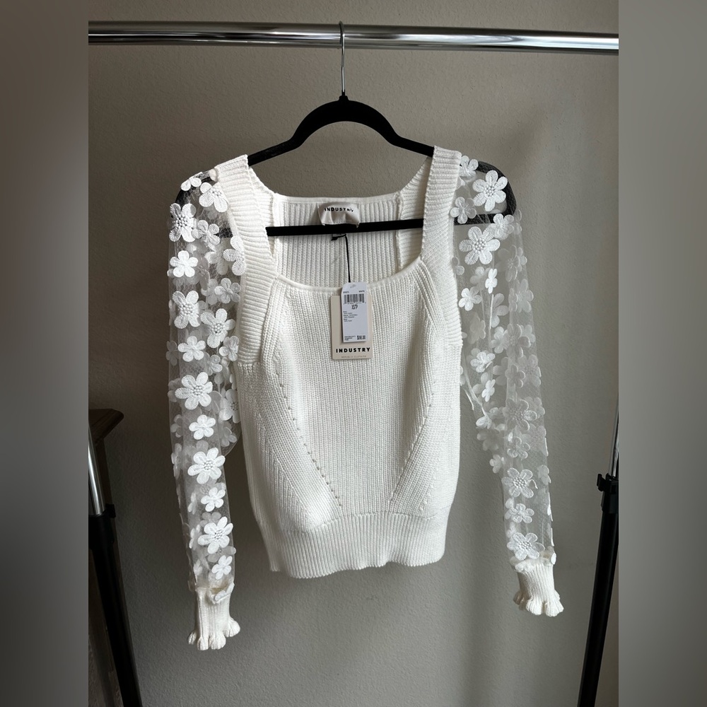 Chic White Floral Sleeve Sweater